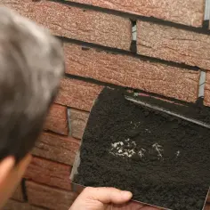 Praca nad elewacją z klinkieru. Sprawdzanie cennika układania płytek klinkierowych na elewacji.