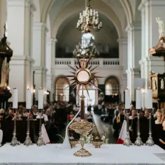 Czy przelewanie wosku to grzech? Poznaj stanowisko Kościoła katolickiego
