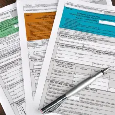 Formularze PIT-36, PIT-37 i PIT-38. Dokumenty dotyczą rozliczenia dochodów i strat, z uwzględnieniem **3 próg podatkowy**.