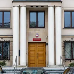 Budynek Ministerstwa Sprawiedliwości z kolumnami i dwuskrzydłowymi drzwiami.