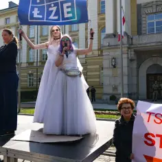 Nowy protest pod budynkiem rządowym. Kobiety w białych sukniach trzymają transparent z napisem "TSUE - SR STOP SE".