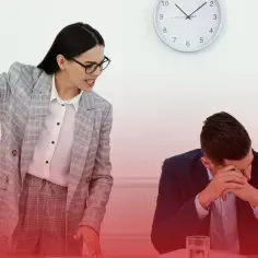 Zła atmosfera w pracy, mobbing? Kobieta krzyczy na mężczyznę, który chowa twarz w dłoniach. Może to być przykład naruszenia art. 52 Kodeksu pracy.