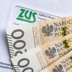 ZUS i polskie banknoty 200 zł. Dokumenty ZUS mogą być związane z okresowa emerytura kapitałowa.