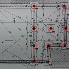 Plan konstrukcyjny z zaznaczonymi na czerwono słupami żelbetowymi i ich zbrojeniem.