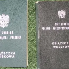 Dwie książeczki wojskowe, jedna zielona, druga czarna, z orłem i napisem "Siły Zbrojne Rzeczypospolitej Polskiej" oraz "Książeczka Wojskowa".