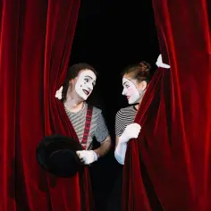 Dlaczego warto chodzić do teatru? Przekonujące argumenty i korzyści