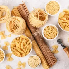 Różne rodzaje makaronu: tagliatelle, fusilli, farfalle, conchiglie, gwiazdki i inne. Idealne do każdej potrawy.