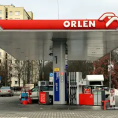 Stacja Orlen. W tle budynki mieszkalne i drzewa. W oddali widać sklep "Delikatesy Polej". Brak informacji o izrael atak.