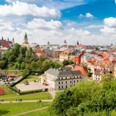 Widok na Lublin z góry, z widocznymi zabytkowymi budynkami i zielonymi terenami. Miasto leży na wzgórzach, co wpływa na jego lublin wysokość nad poziomem morza.