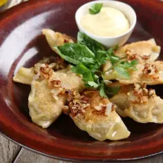 Przepis na wigilijne pierogi z kapustą i grzybami - tradycyjne danie na Wigilię.
