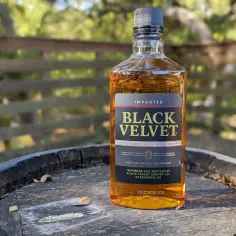 Butelka Black Velvet, kanadyjskiej whisky leżakującej w dębowych beczkach. Co to znaczy black velvet? To gładkość i bogactwo smaku.