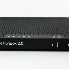 Czarny router Orange FunBox 2.0 z pomarańczowym logo. Urządzenie ma perforowaną obudowę i przyciski z diodami na froncie.