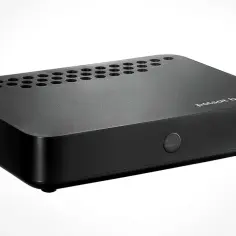 Czarny dekoder Polsat Box z niebieską diodą. Dowiedz się, jak zainstalować kanały w Polsat Box bez anteny.