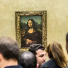 Obraz przedstawia Mona Lisę, słynne dzieło Leonarda da Vinci, otoczone przez tłum widzów.