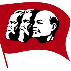 Trzy sylwetki przywódców komunistycznych na czerwonej fladze.