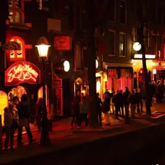 Niebieska ulica Amsterdam: co musisz wiedzieć przed wizytą w De Wallen