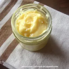 Domowy sos aioli w słoiczku, kremowy i puszysty, gotowy do podania.