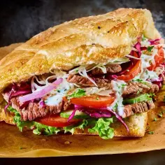 Ile kalorii ma kebab w bułce? Sprawdź, jak wpływa na Twoją dietę!