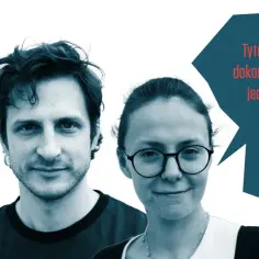 Dwoje młodych ludzi, autorzy, w tle dymki z tekstem o "regule trzech".