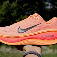 Pomarańczowe buty do biegania Nike ZoomX. Idealne jakie buty do biegania na początek, zapewniające komfort i amortyzację.