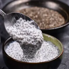 Łyżka z puddingiem chia, idealna porcja na zdrowy początek dnia. Ile nasion chia dziennie? Ta porcja to dobry punkt wyjścia.