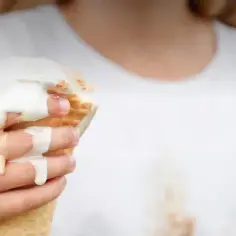 Czy odplamiacz to to samo co wybielacz? Poznaj kluczowe różnice