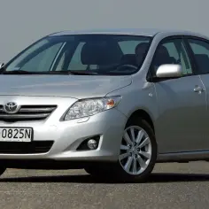 Srebrna Toyota Corolla 2010 z polskimi tablicami WE 0825N jedzie po drodze.