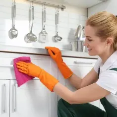 Skuteczne sposoby na to, czym wyczyścić meble kuchenne z tłuszczu