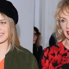Uśmiechnięta córka Englerta Helena w czarnej beretce i zielonej kurtce obok kobiety w sukience w czerwone kwiaty.
