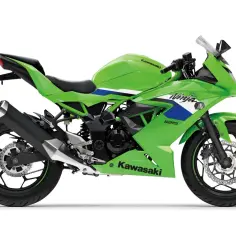 Zielony Kawasaki Ninja 125, gotowy do jazdy z maksymalną prędkością.