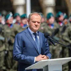 Polityk przemawia do żołnierzy w mundurach. Czy wojsko to budżetówka? Dylemat budżetowy.