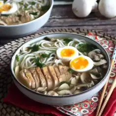 Jak zrobić ramen: aromatyczny bulion, makaron, kurczak, jajko na pół i grzyby. Pyszne danie gotowe!
