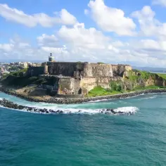 Fortaleza San Felipe del Morro, gdzie jest, dumnie stoi na wybrzeżu Puerto Rico, strzegąc zatoki przed falami oceanu.