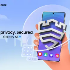 Dłoń trzyma smartfon z symbolem Samsung Knox, chroniącym prywatność. Widoczne ikony odcisku palca i wzoru.