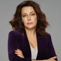 Kobieta w fioletowej marynarce, z lekko zmierzwionymi brązowymi włosami. Zastanawiasz się, ile dzieci ma Renata Dancewicz?