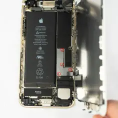 Wymieniony iPhone 7 z widoczną baterią i elementami wewnętrznymi.