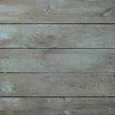 Deska z widoczną sinizną drewna, pokryta wyblakłą, turkusową farbą.