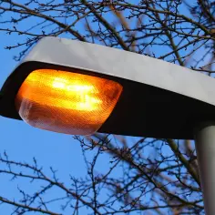 Latarnia uliczna, która rozświetla wieś, to dzieło lokalnych służb komunalnych.