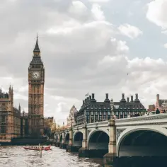 Big Ben i Parlament w Londynie, marzenie o pracy w Anglii. Rzeka Tamiza i most Westminster.