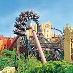 Kolejka górska w stylu afrykańskim w parku rozrywki, przypominającym Disneyland Niemcy.