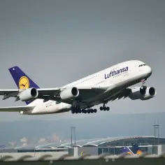 Lufthansa A380 startuje. Zastanawiasz się, czy można przewozić alkohol w bagażu rejestrowanym? Sprawdź przepisy linii lotniczych.
