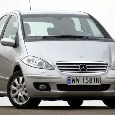 Srebrny Mercedes W169 z polskimi tablicami rejestracyjnymi WW 1581N zaparkowany na zewnątrz.