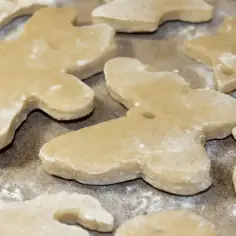 Figurki z masy solnej, gotowe do pieczenia lub suszenia. Motywy zwierzątek i gwiazdek.