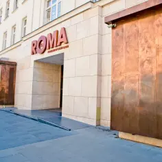 Wejście do Teatru Roma. Elegancka fasada z kamienia i miedzi. Sprawdź teatr roma kontakt na stronie internetowej.