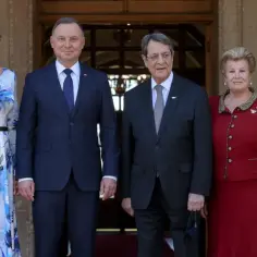 Pierwsza dama w kwiecistej sukni obok prezydenta i pary prezydenckiej Cypru.