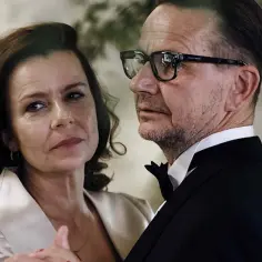 Krew z krwi obsada: Magdalena Cielecka i Andrzej Chyra w eleganckich strojach, w intymnym uścisku.