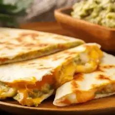 Pyszne quesadillas z serem i awokado, idealne na szybką kolację w 5 minut. Podane z guacamole.