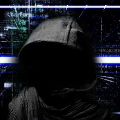 Sylwetka hakera na tle kodu. Po kryminologii można pracować w cyberbezpieczeństwie, analizując cyfrowe ślady przestępców.