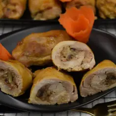 Pyszne udka faszerowane siostry Anastazji, z aromatycznym farszem i ozdobne marchewki.