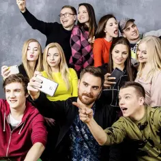 Grupa młodych ludzi, cała 19+ obsada, robi sobie selfie.